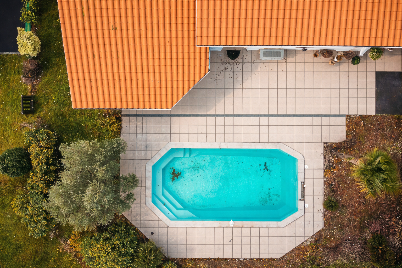 How to Choose the Right Pool Screen Contractor